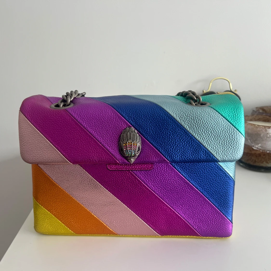 Regnbågsfärgad axelväska från Kurt Geiger