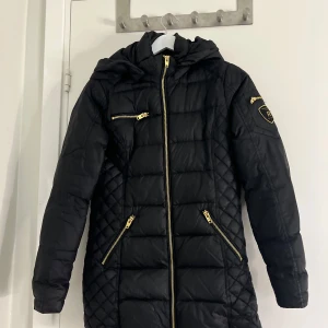 Svart quiltad pufferjacka från Rockandb - Vanlig R&B varm jacka, bra för vinter! Märket på armen är lite skadat men inget märkvärdigt! 
