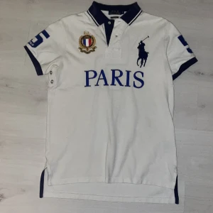 Ralph Lauren Big Pony Paris Polo - Tvär fet Ralph Lauren Paris Piké tröja 😭😭🙏🙏💯 rätt bra condition förutom att den är lite blekt uppe på kragen, om ni vill ha fler bilder på de så skriv gärna! 🙏🙏😍  #glo #chiefkeefgrail 