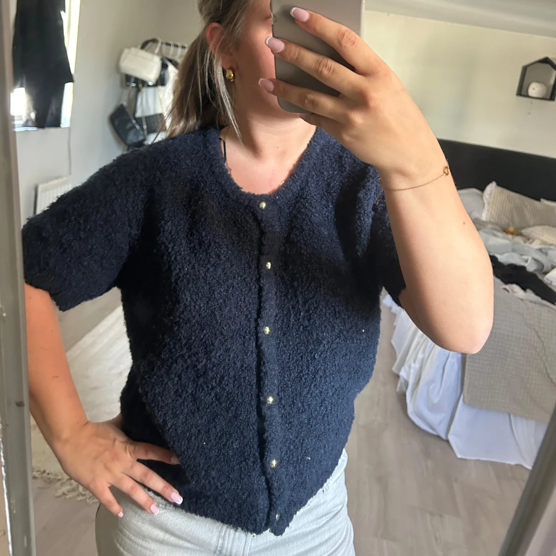 Mörkblå kofta med pärlknappar