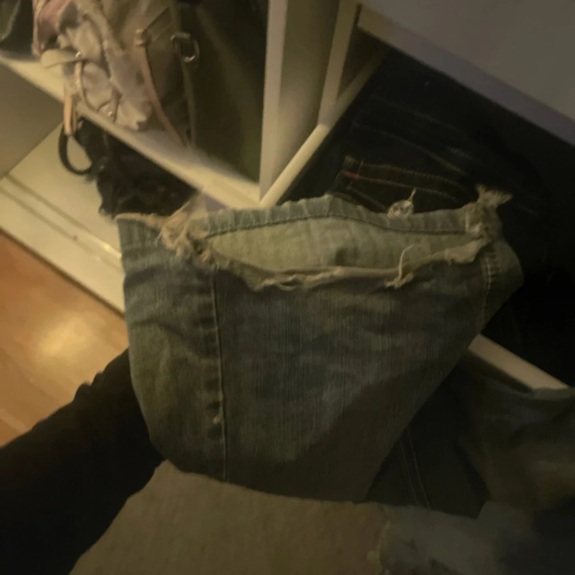 Blå bootcut jeans med slitningar - 2