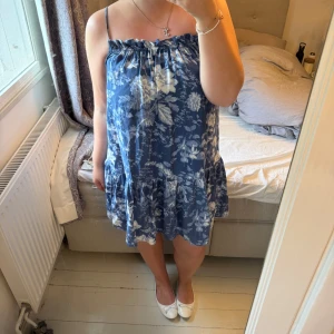 💙🤍Blå blommig sommarklänning med volang - 💙💙Söt blå klänning med vitt blommönster och volang nertill. Perfekt för varma dagar och enkel att styla med sandaler eller sneakers☀️😋😋