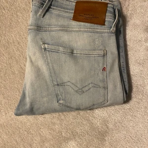 Replay anbass jeans med slitningar  - Feta Replay anbass jeans med slitningar 👖 Ass bra skick ✅ Skriv för frågor 