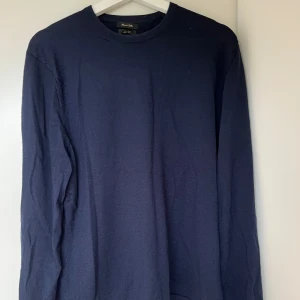 Massimo Dutti Tröja - Säljer en schysst mörkblå tröja från Massimo Dutti. Tröjan har långa ärmar och är stickad i merino ull, perfekt för en avslappnad och elegant look💪Träjan är i storlek XL men kan även passa L. Tröjan har ett litet hål vid vänster Axel men inget som man tänker på. Tröjan köptes för cirka 1000kr och säljs nu för 199kr. Vid frågor hör gärna av er!🤝