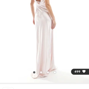 Ljusrosa långklänning i satin - Säljer denna super fina balklänning från asos. Köpte denna klänning för några veckor sedan, och har endast testat den så den är som ny! Den är perfekt för bal eller annan fest. Jag säljer den pga jag sydde upp den och då blev den aningens för kort på mig🥰jag köpte klänningen för ca 1800kr!