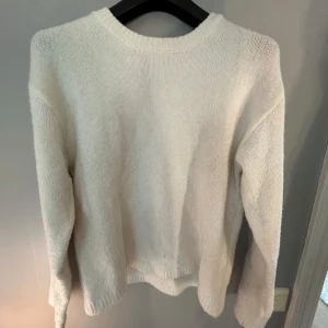 Vit stickad tröja från BikBok - Mysig vit stickad tröja från BikBok i enkel design. Tröjan har rund halsringning och långa ärmar. Passar till det mesta och är superenkel att styla. Oanvänd💞🌸