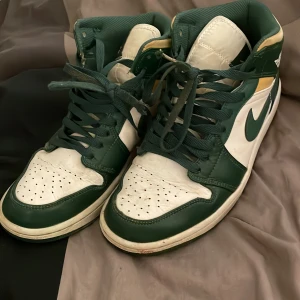 Air jordan 1 Mid Sonic - Bra skick lite creasade och missfärgade vid det gula men har du byxor över ser de nästan nya ut storlek 41