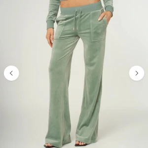 Gröna mjukisbyxor med vida ben - Snygga ljusgröna mjukisbyxor. Byxorna har stora fickor fram och bak samt vida ben för en avslappnad look. Perfekta för chill eller vardag. Ops! Byxorna saknar snören! 