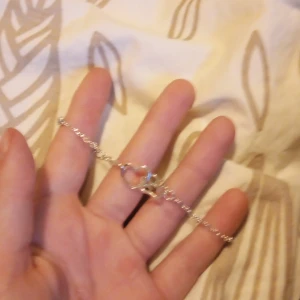 Silverfärgat armband med hjärtdetalj - Säljer ett jätte gulligt armband med tass och ett hjärta 💝