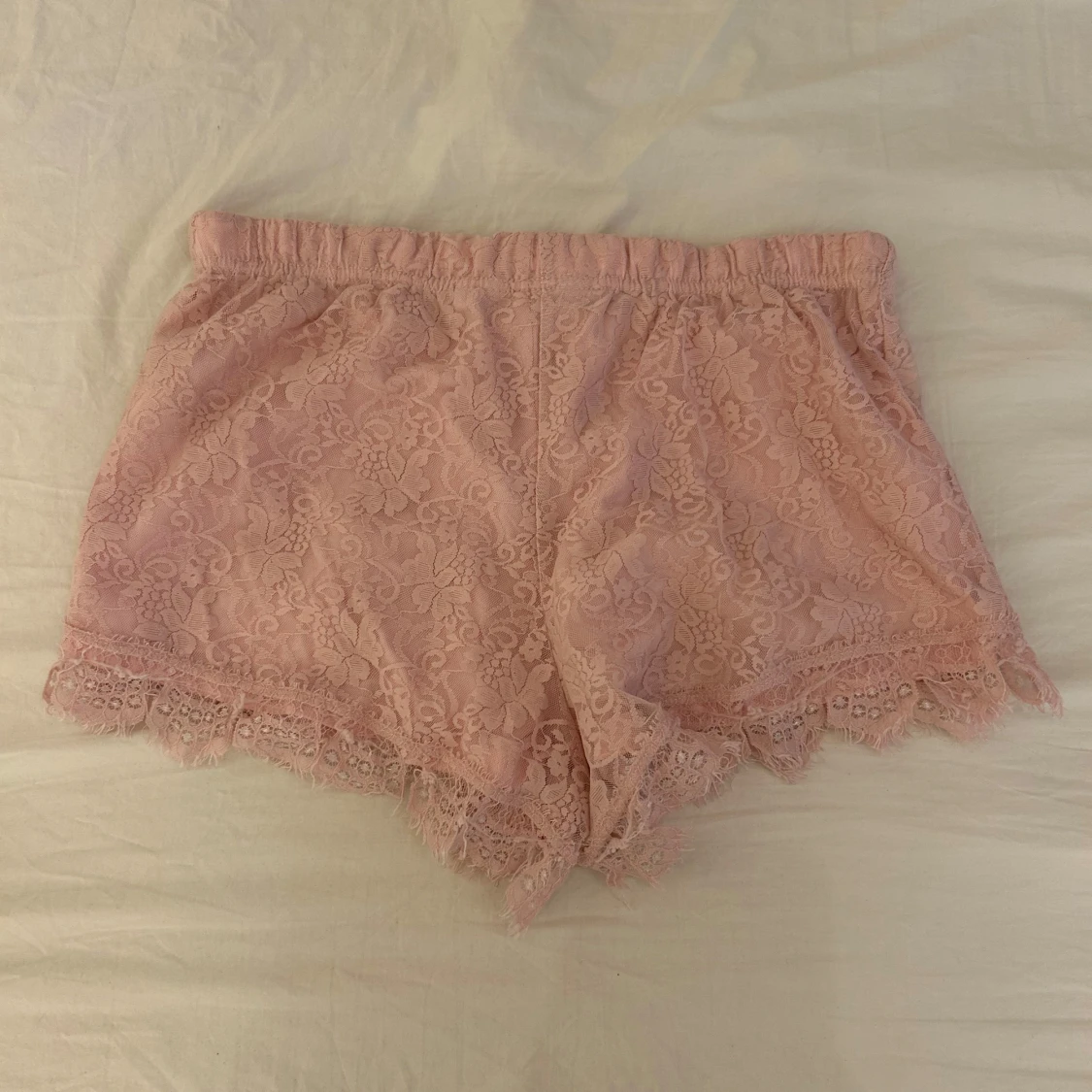 Rosa spets-shorts med rosett från Isabella - 3