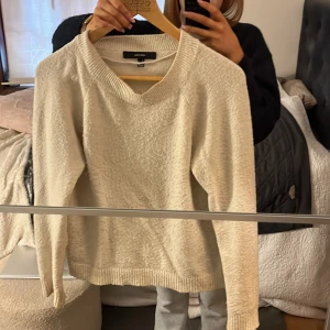 Beige stickad tröja  - Mysig beige stickad tröja från Vero Moda . ganska nopprig 