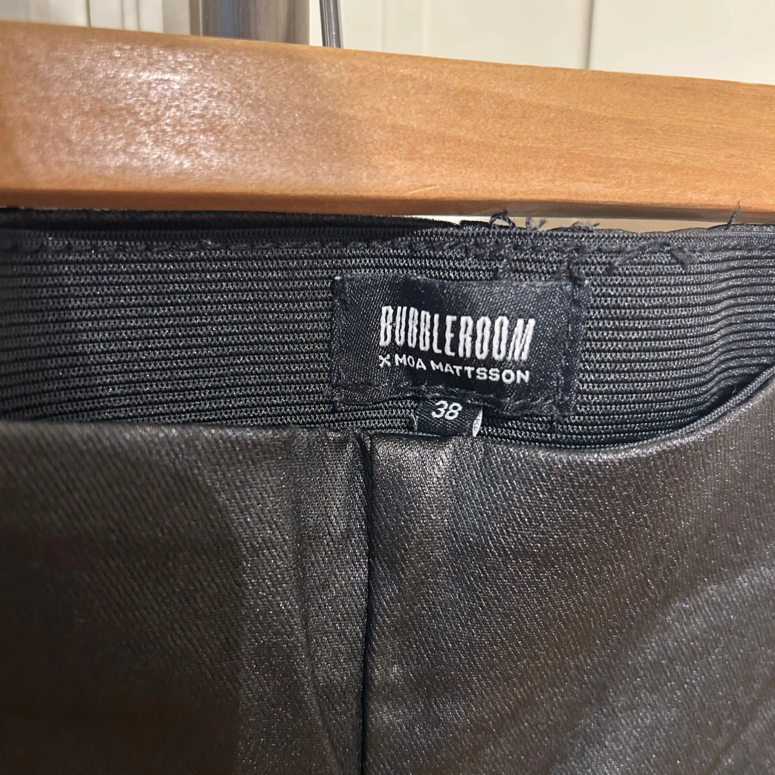Svarta ”läder” byxor från Bubbleroom x Moa Mattsson - 1