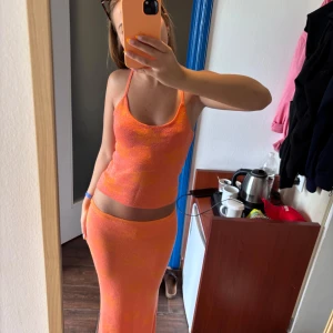 Orange sett med kjol och topp  - Super snyggt oranget sett med lång kjol och topp! As snyggt till sommaren användt en gång, bra skick ❤️‍🔥jag är 162, går ner till marken på mig