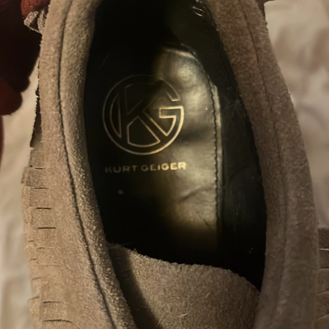 Grå mockasneakers med fransar från Kurt Geiger - 1