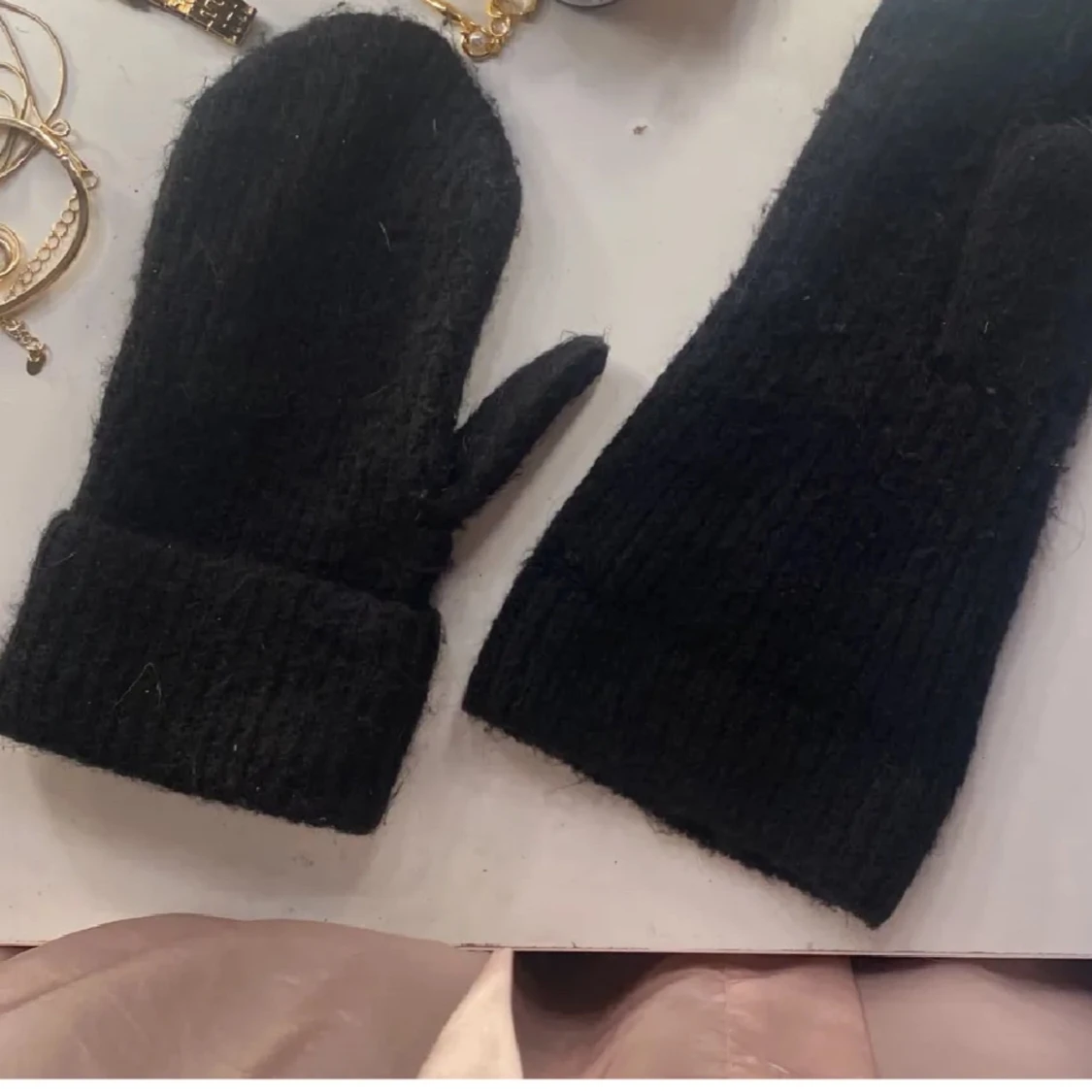 Svarta stickade vantar - 2