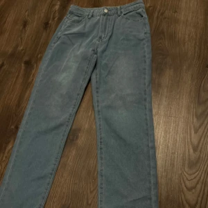 Jeans  - Helt nya jeans helt oanvända men har ett litet hål vid sidan