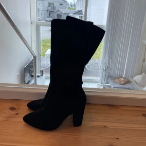Höga boots  - Säljer mina varsamt använda höga boots i strl. 39      Skriv gärna prisförslag! ✨