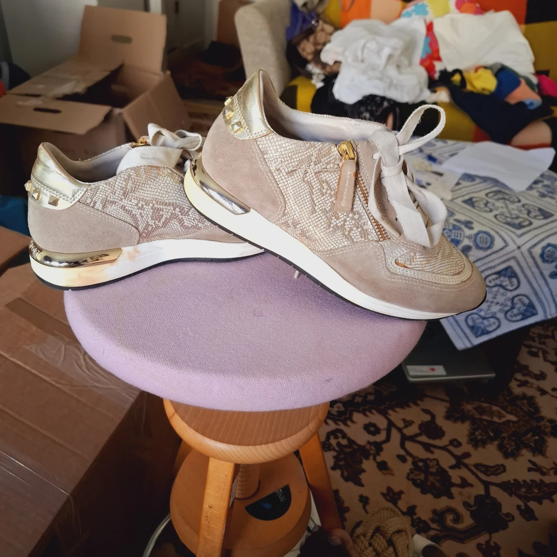 Beige sneakers med gulddetaljer från DLSport - 2