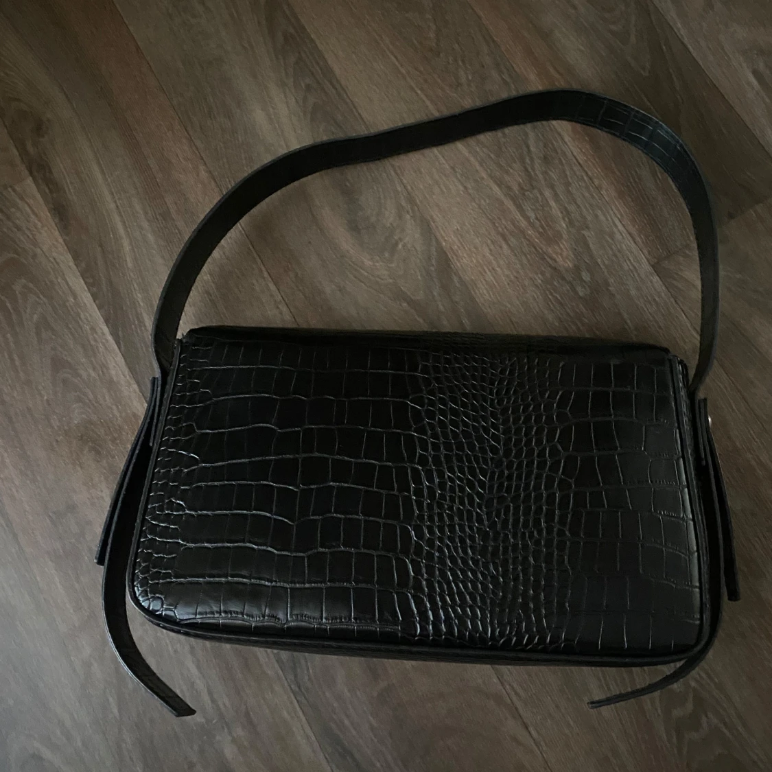 Svart axelväska i krokopräglat skinn - 1