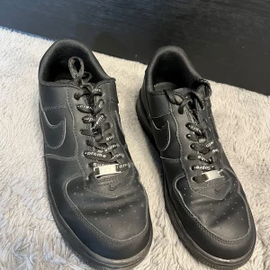Svarta Nike Air Force 1 x Supreme  - Säljer ett par svarta Nike Air Force 1 x supreme. 