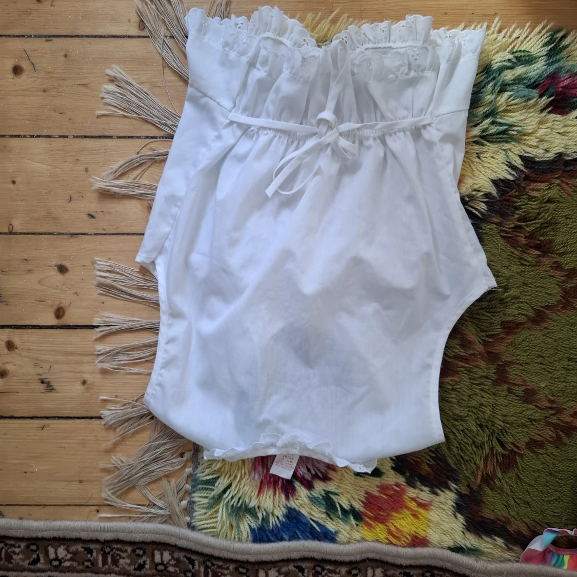 Vit axelbandslös korsett med spets och knappar - 2