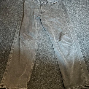 Grå jeansbyxor från SWEET SKTBS - Säljer ett par grå jeansbyxor från SWEET SKTBS i storlek small. Byxorna har raka ben och klassisk femficksdesign med normal passform. Perfekta för dig som gillar en enkel och stilren look.