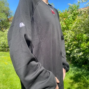 Baseball oversized tröja - Säljer en svart långärmad basebolltröja från Majestic med Vikings-logga framtill vid halsen. Oversized och baggy i passformen.