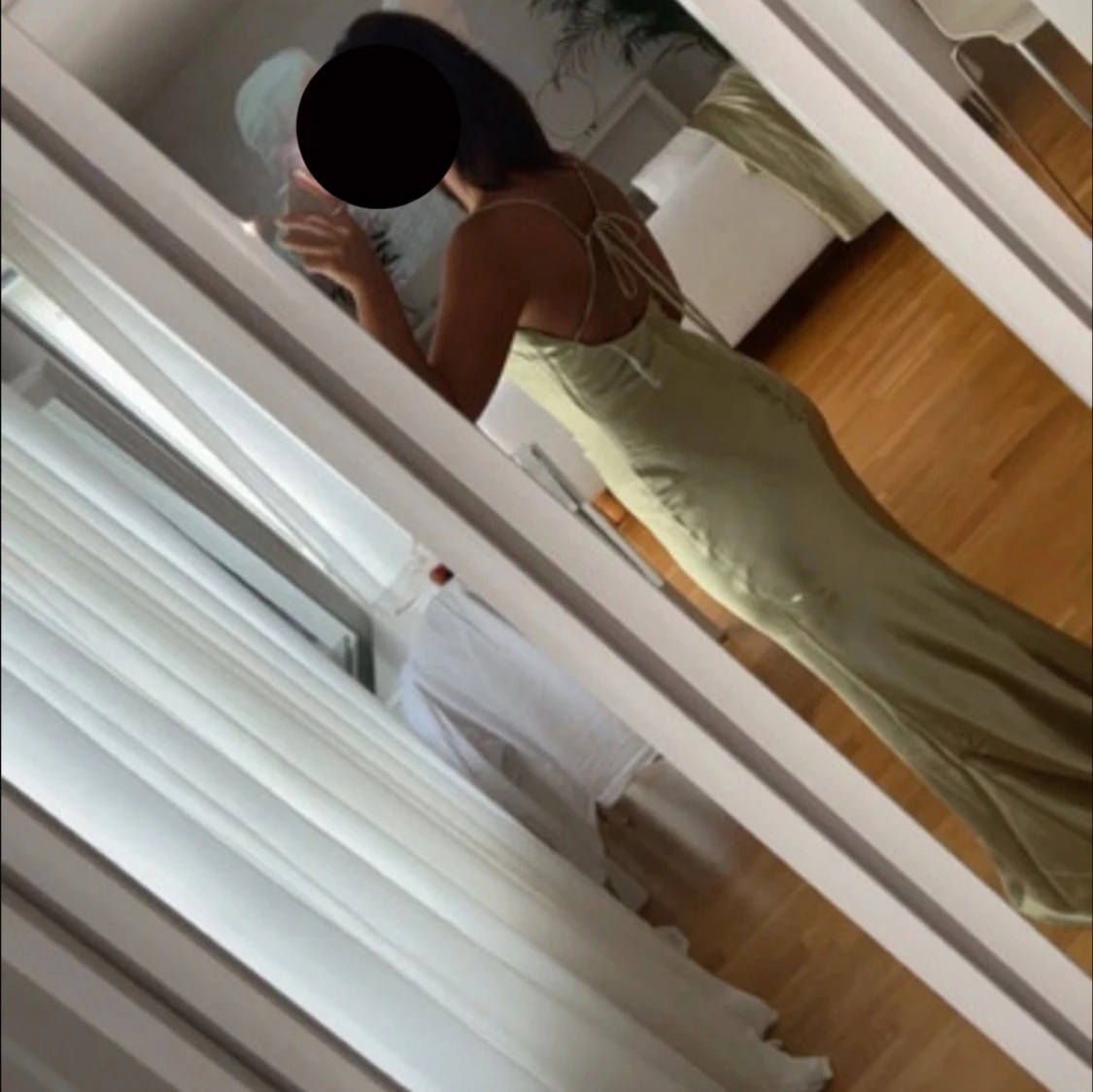 Champagnefärgad långklänning med slits - 1