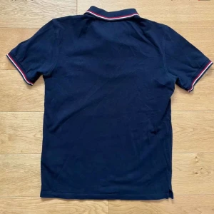 Blå moncler piké  - Säljer en blå moncler piké. Aldrig använd. Passar perfekt nu till sommaren. Fast vid mitt pris . Om man följer mig får man den för 450 kr istället.