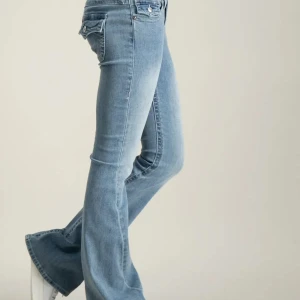 Ljusblå truereligion bootcut jeans med låg midja - Säljer ett par ljusblå low waist true religion jeans i storlek w25 då jag inte har användning av de längre, använt ett fåtal gånger. Skriv för fler bilder o pris kan diskuteras💕