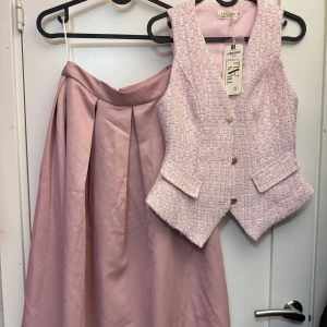 Rosa och vit randig skjorta med hjärtdetalj - 300kr/set