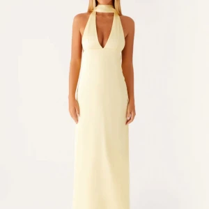 Peppermayo dress yellow - Peppermayo Exclusive - Alicia Satin Halter Maxi Dress - Yellow. Aldrig använd! Endast testad, men det är för sent att lämna tillbaka och valt en annan, därför jag säljer. Superfin till examen eller bal! 💛 nypris 100,95 euro + frakt. Skicka om ni vill ha bild på kvitto eller liknande
