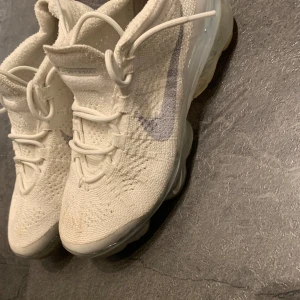 Nike Air Vapormax Flyknit 2023 - Säljer ett par vita Nike Air Vapormax Flyknit då jag växt ut dem. Nypris ligger runt 2300-2500. Storlek 40 men jag skulle säga att passformen är 39-41. Köptes 2024