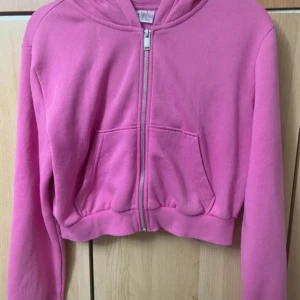 Rosa croppad kofta - Säljer en rosa croppad hoodie från H&M Divided. Tröjan har dragkedja, huva och två fickor. Helt ny och aldrig använt. 💗💗