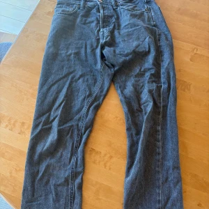 Jeans Jack & Jones  - Klassiska mörkgrå regular jeans passar storlek S. Väldigt sparsamt använda. (Jeansen är  finare än vad de ser ut på bilden, då jag tog en dålig bild!) Köpta nya på Zalando och tagits väl hand om. Hör av er vid frågor och intresse!