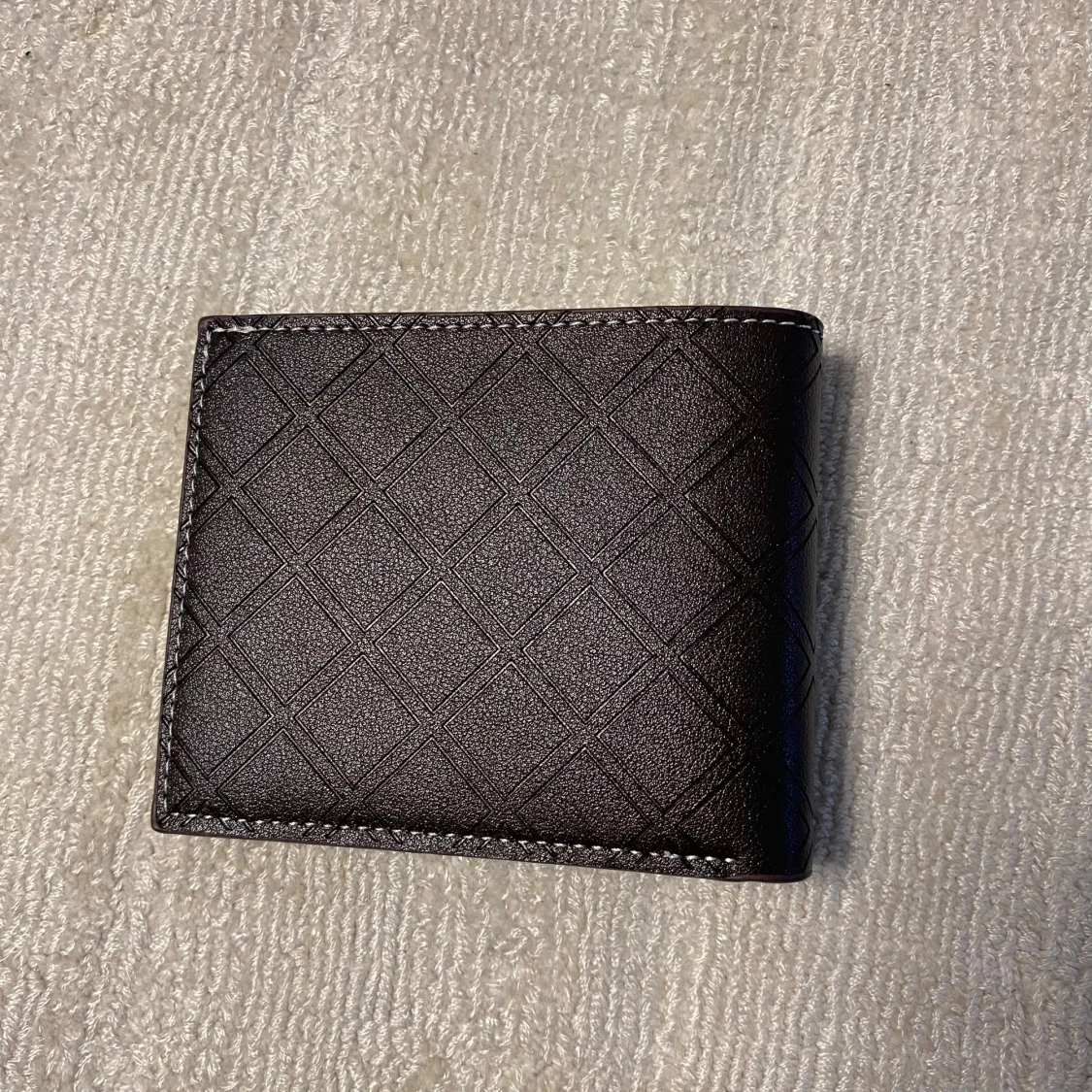 Brun plånbok med rutigt mönster - 1