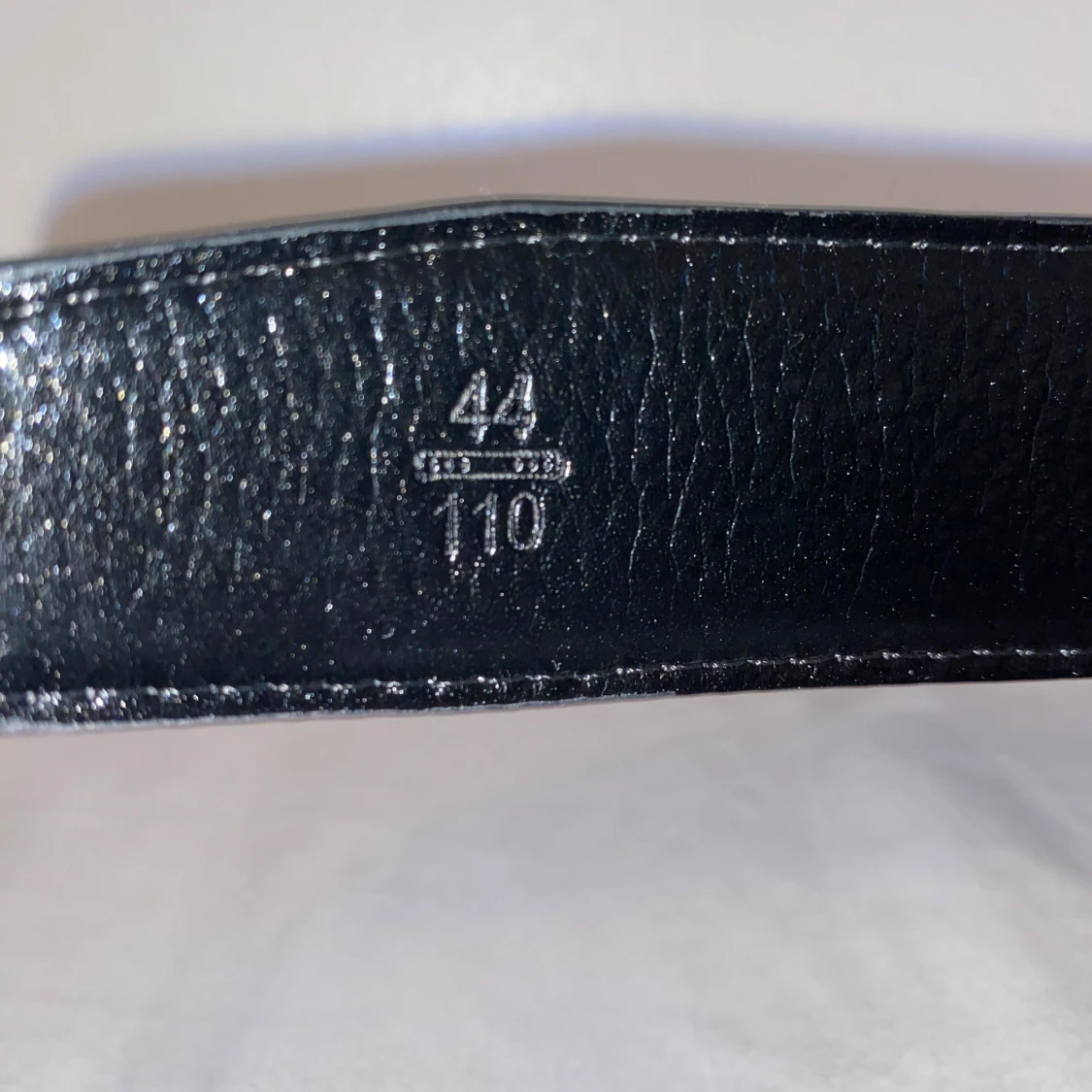 Svart skärp med H-spänne  - 3