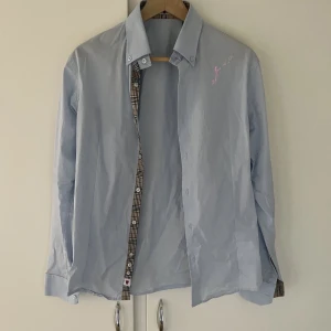 Ljusblå skjorta  - Säljer nu denna skjorta för den här blivit för liten för mig och inte riktigt min stil. Storlek S. Tar gärna emot bud och priset kan ändras vid snabb affär.