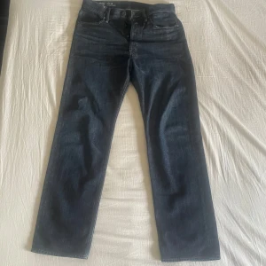 Mörkblå jeans Type 49 Relaxed Straight - Säljer ett par mörkblå G-star jeans i modellen Type 49 Relaxed Straight. Dom är i bra skick, i princip helt oanvända. Storlek 29x32 men sitter mer som 30x32!!