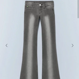 Grå bootcut jeans - Säljer dessa coola Weekday jeansen som är lågmidjade och bootcut. De är i storlek 28/30 och är slutsålda på hemsidan! De har en liten defekt på låret men inget man ser när de är på! Skriv för frågor och priset är diskuterbart💗