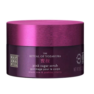 Ny! The Ritual of Yozakura Pink Sugar Scrub - Ny! En lyxig kroppsskrubb med socker, svart ris och yoshino cherry. Kommer i en rund burk med metallic-lila lock och mörklila kropp. Innehåller 250 g och består av 91% ingredienser av naturligt ursprung. Full size 