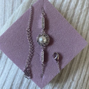 Miss Sofia pearl braclet från Lily and Rose - Ett helt oanvänt arband från Lily and Rose i silver. Armbandet är elegant och passar både till fest som vardag. Perfekt som t.ex studentpresent 