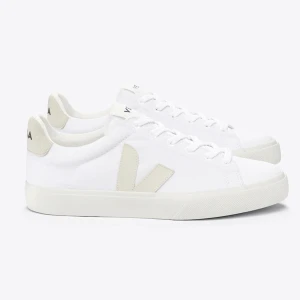 Vita sneakers från Veja - Säljer ett par klassiska vita sneakers från Veja (Campo Canvas White Pierre) med beige detaljer och snörning. Finns tecken på användning men används inte ofta, så säljer nu vidare dessa🌟