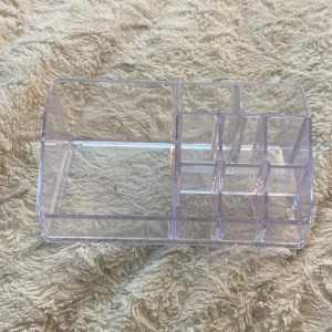Transparent sminkorganiserare i akryl - Pris kan diskuteras!