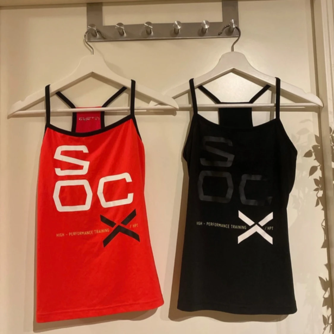 Två linnen från SOC med tryck