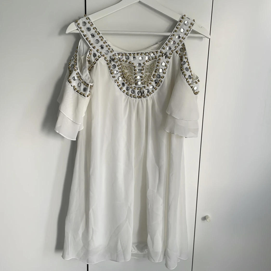 Vit klänning med pärldetaljer