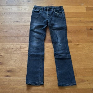 Mörkblå jeansbyxor med raka ben - Säljer ett par ass feta limited edition nudie jeans, storlek 32 32