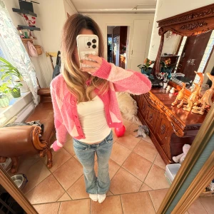 kofta från Zara  - Säljer en jätte söt rosa och vit kofta från Zara som är perfekt nu till våren💗