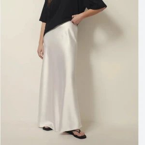 Maxikjol - Vit maxiskjol som når till marken på mig som är 172cm