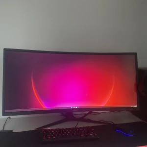 MSI 34-tums ultrabred skärm - Säljer en MSI 34-tums ultrabred skärm med en upplösning på 3440x1440 och en uppdateringsfrekvens på 116 Hz. Perfekt för gaming och multitasking med sin böjda design och breda visningsvinkel. Skärmen har FreeSync-stöd och flera inställningsmöjligheter för optimal bildkvalitet.